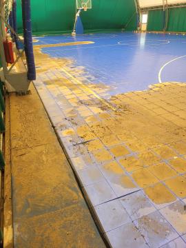 Poplavljena tla v lucijskem športnem centru.